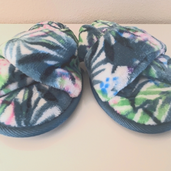 Island House Co. New Small/Medium Fuzzy Tropical Crossover Flip Flops Slippers - Picture 5 of 8